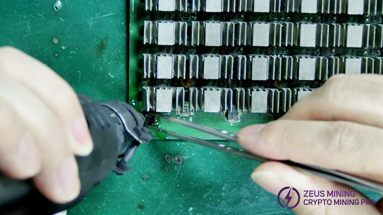 Desolder the faulty temperature sensor chip of the hash board